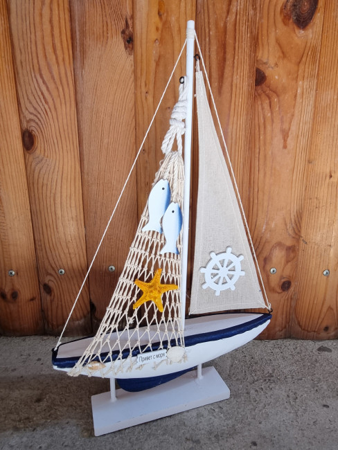 Парусник на подставке светлый со штурвалом Привет с моря