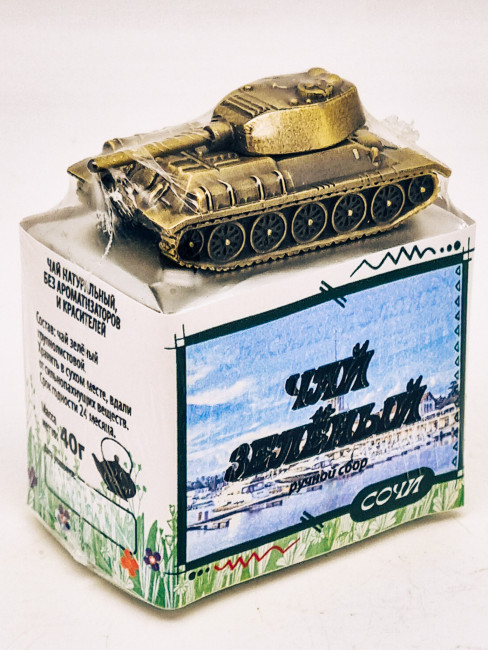 Чай зеленый ручной сбор 40гр Сочи с сувениром танк Т-34 малый