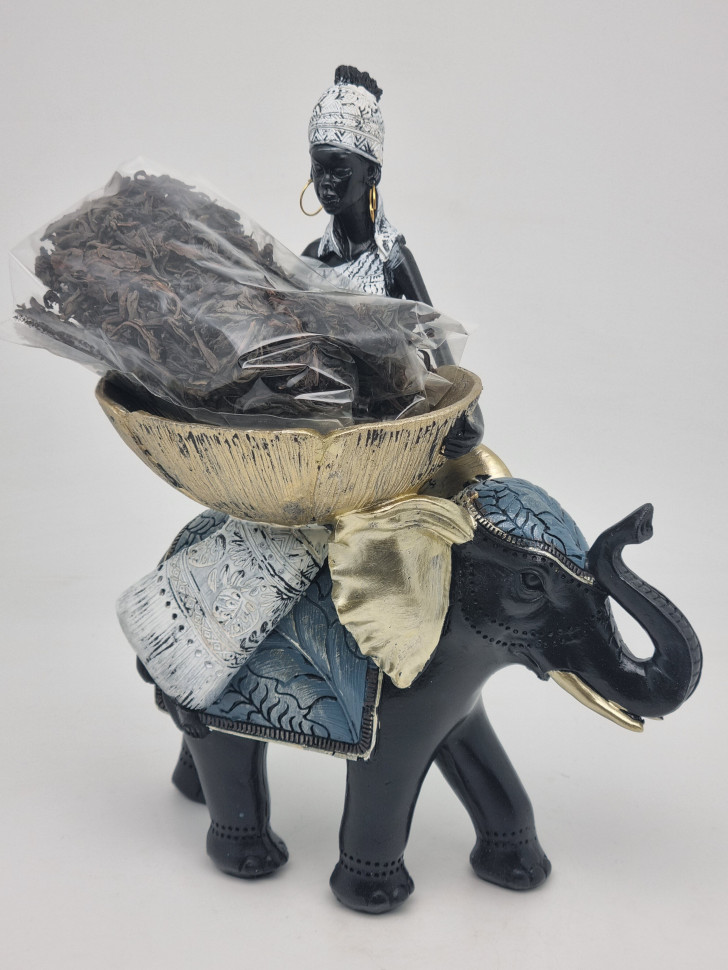 Статуэтка Африканка в белом на слоне средняя
