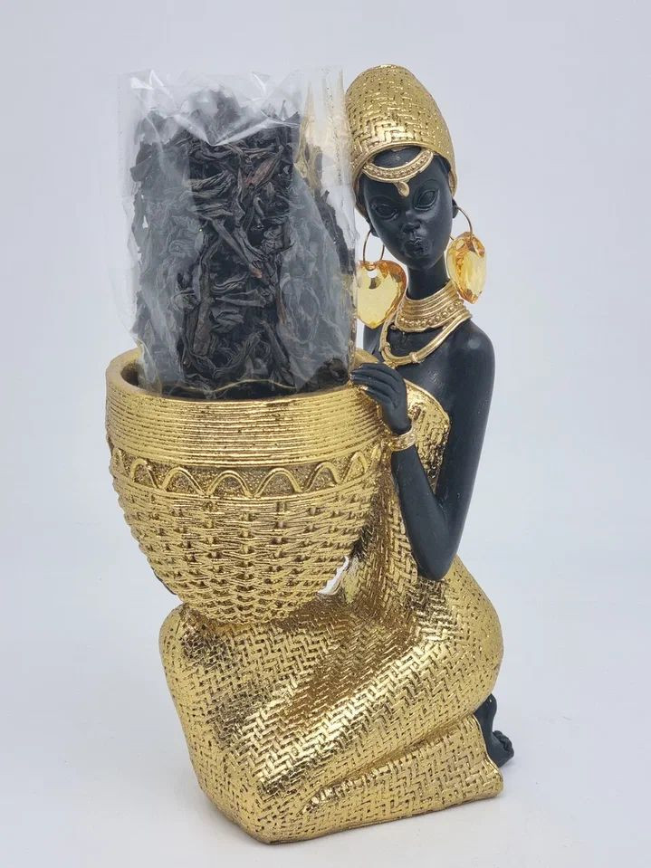 Африканка сидит с чашей на коленке