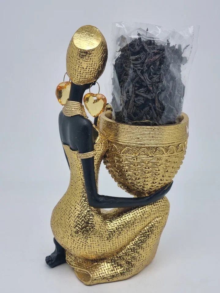 Африканка сидит с чашей на коленке