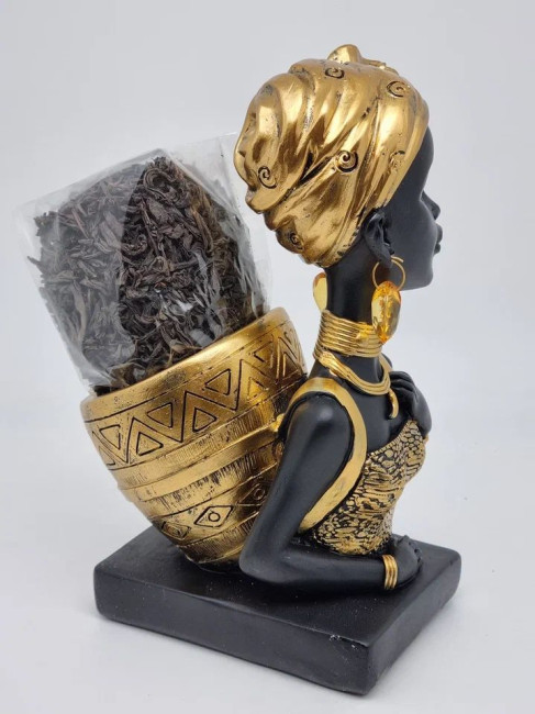 Африканка с чашей за спиной