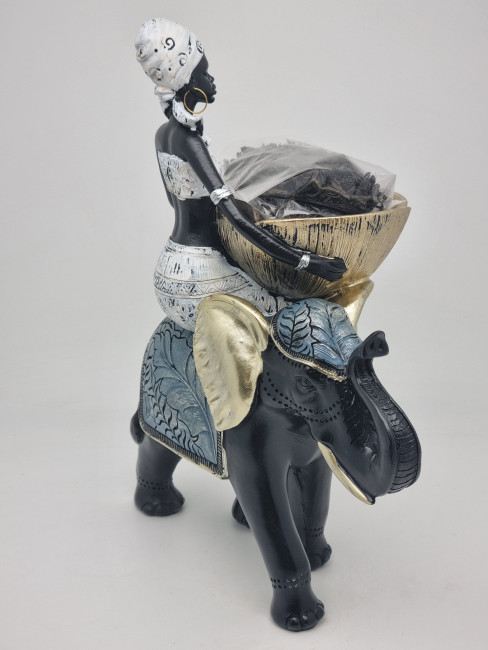 Статуэтка Африканка в белом на слоне большая Статуэтка Африканка в белом на слоне большая