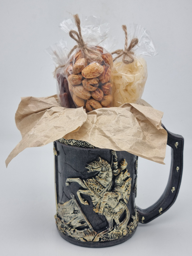 Кружка рыцарь с мечом на коне с пивными деликатесами