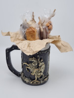 Кружка рыцарь с мечом на коне с пивными деликатесами