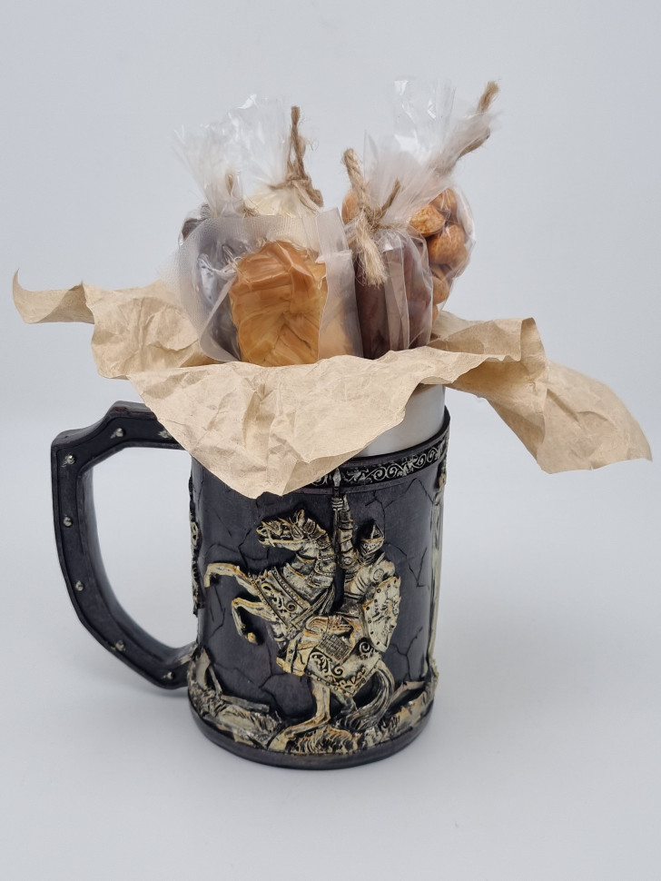 Кружка рыцарь с мечом на коне с пивными деликатесами