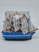 Чай черный ручной сбор 35гр с сувениром парусник магнит Санкт-Петербург