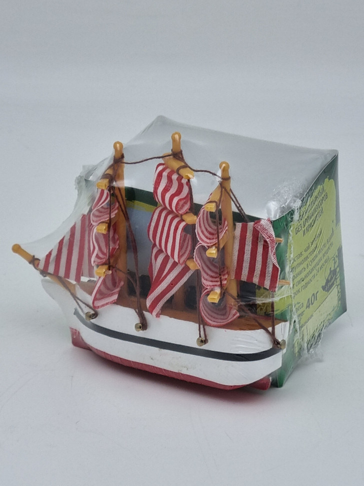 Чай зеленый ручной сбор 35гр с сувениром парусник магнит Санкт-Петербург